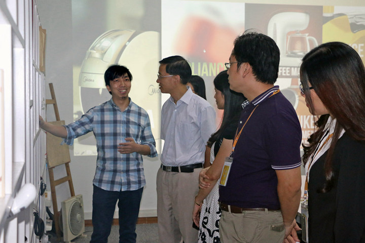 运营总监杨耀宇向区长介绍产品故事